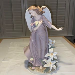 Grandeur Noel Collector's Porcelain
Angel